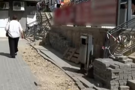 Metronun çıxışında yenə səkilər söküldü, gediş-gəliş çətinləşdi - VİDEO