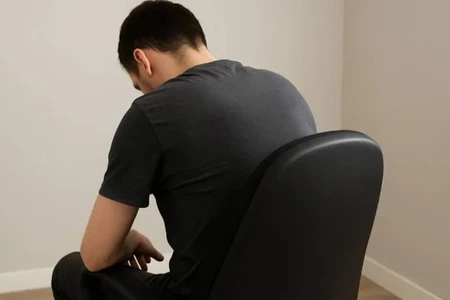 6 saatdan çox oturan hər kəsin NƏZƏRİNƏ
