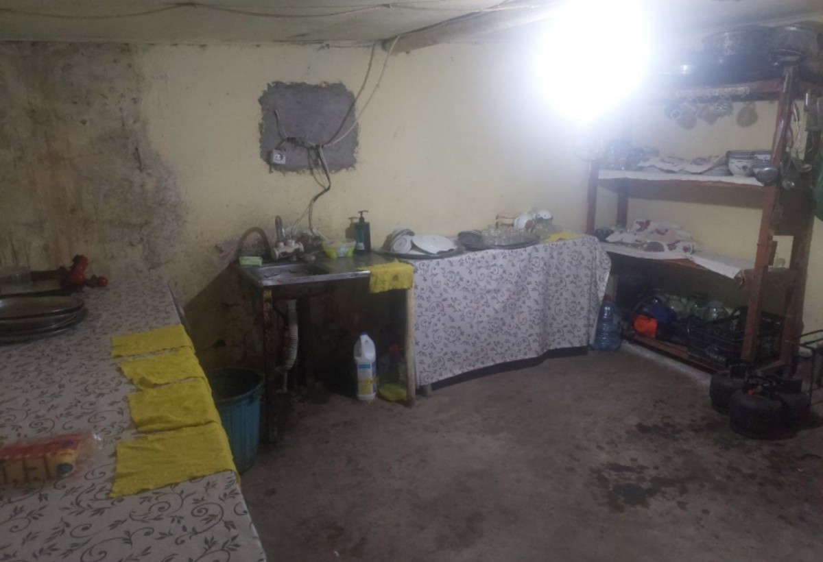 Paslanmış qablarda yemək bişirilən KAFE BAĞLANDI - FOTO