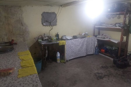 Paslanmış qablarda yemək bişirilən KAFE BAĞLANDI - FOTO
