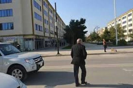 Bakıxanovda küçədə piyada zolağı quraşdırılmayıb: Dəfələrlə qurumlara müraciət etmişik