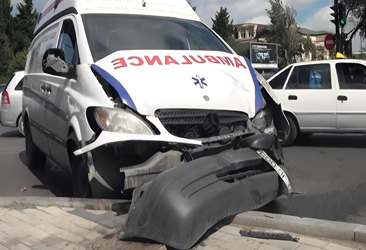 Şəmkirdə təcili yardım maşını körpüdən aşdı: Yaralılar var