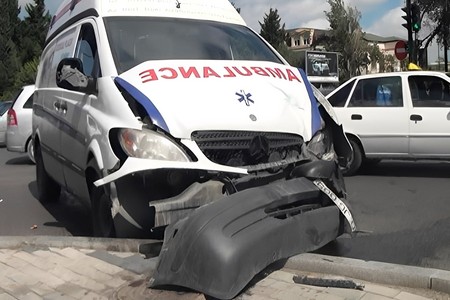 Şəmkirdə təcili yardım maşını körpüdən aşdı: Yaralılar var