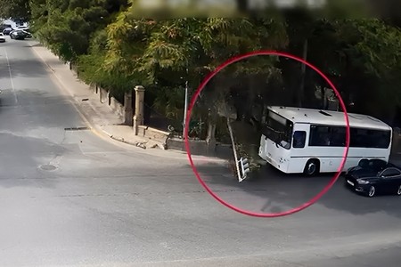 Bakıda marşrut avtobusu işıqforu sıradan çıxarıb - VİDEO