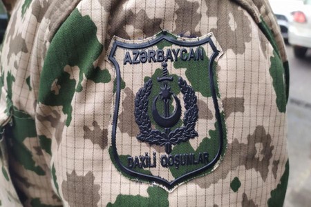 Daxili qoşunların hərbçiləri yalnız bu şəxsləri saxlaya biləcəklər