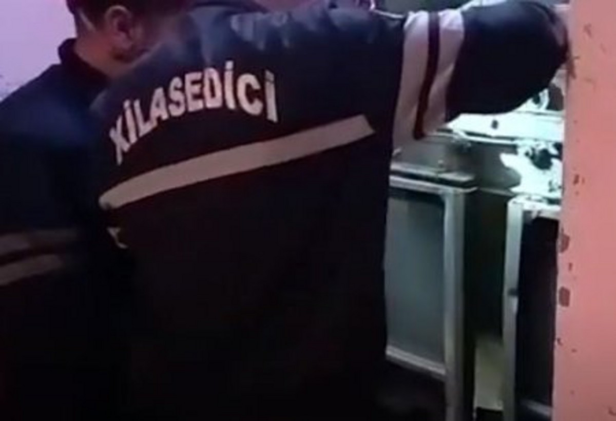 Gəncədə qapı arxasında qalan uşaqlar xilas edilib