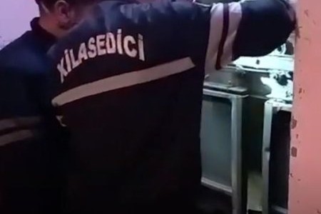 Gəncədə qapı arxasında qalan uşaqlar xilas edilib