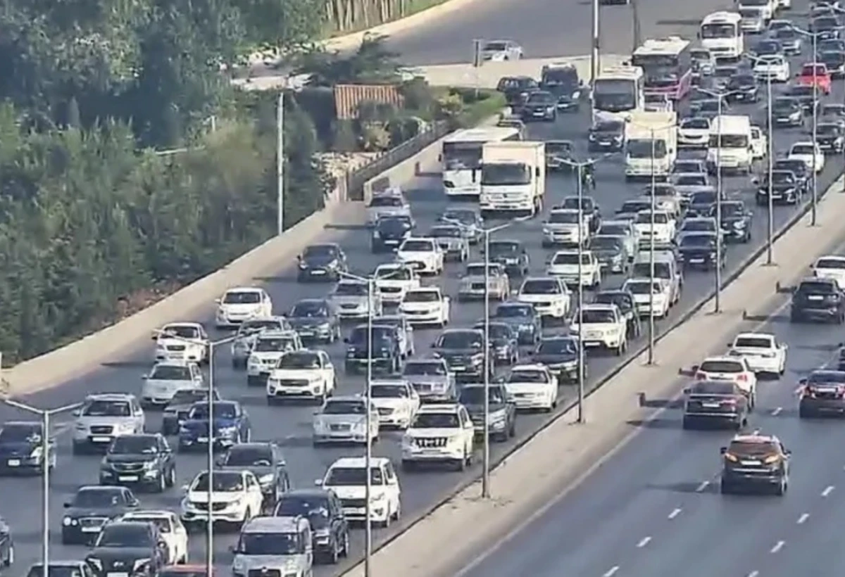 Bakı–Sumqayıt yolunda avtoqəza olub, tıxac yaranıb