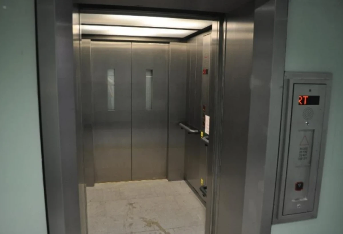 Eyni binada ikinci dəfə lift qırıldı:  Hər gün stress keçiririk - VİDEO