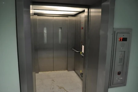 Eyni binada ikinci dəfə lift qırıldı:  Hər gün stress keçiririk - VİDEO