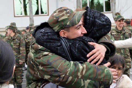 Əsgərlərin valideynlərlə görüşü müvəqqəti olaraq qadağan edildi