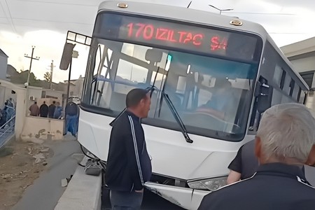 Xocəsəndə sərnişin avtobusu qəzaya düşdü: Yaralılar var