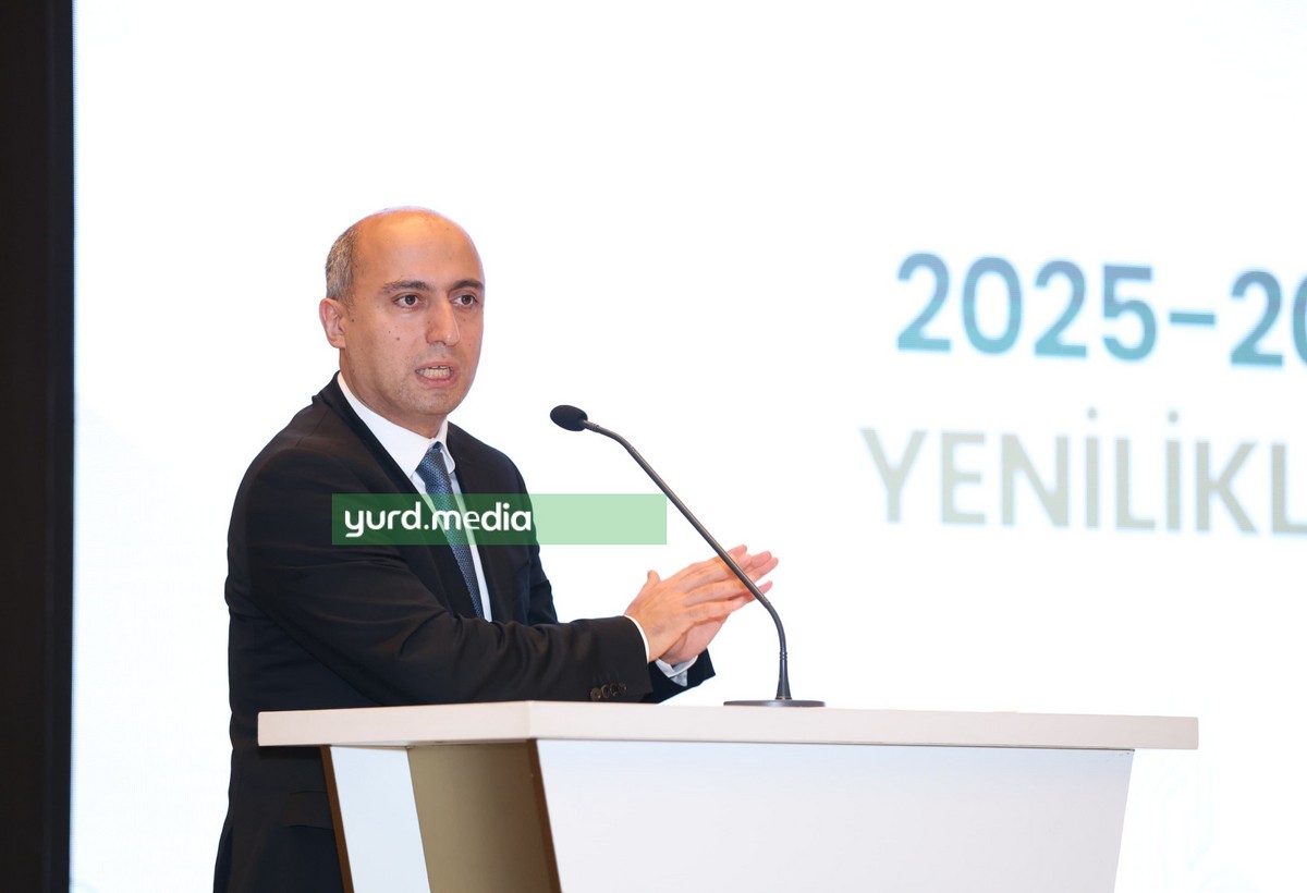 Dərsliklərdəki uyğunsuzluqlar nazirliyin nöqsanı deyil - Emin Əmrullayev