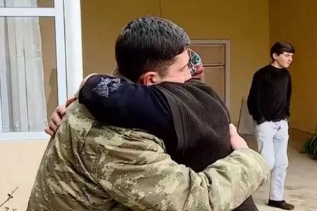 MN: Hərbi hissələrdə görüşə müvəqqəti məhdudiyyət qoyulub