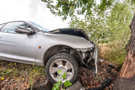 Şəmkirdə “Hyundai” ağaca çırpılıb və 1 nəfər xilas edilib
