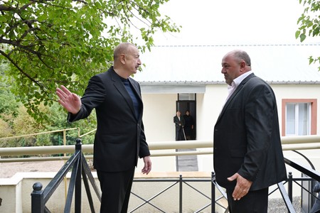 Prezident Qırmızı Bazar qəsəbəsində - FOTO