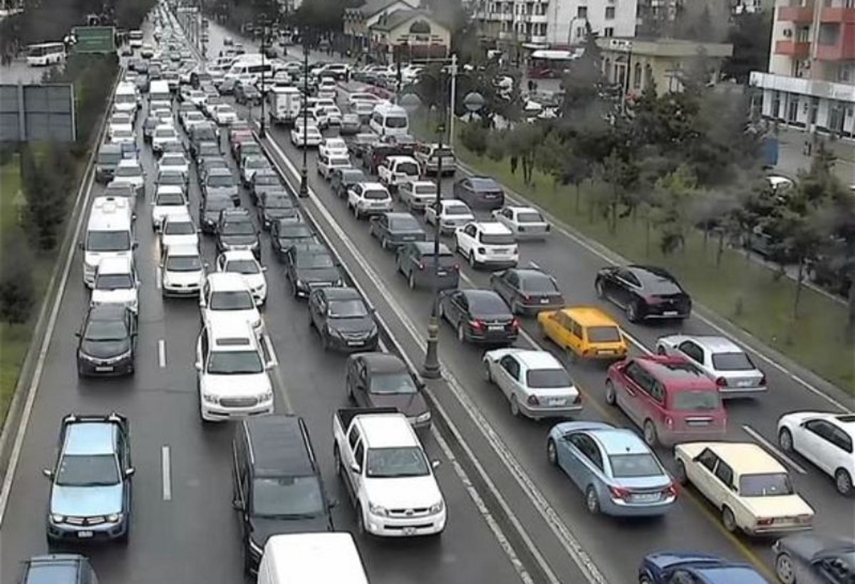 Hazırda paytaxtın 8 prospektində və 12 küçəsində svetoforlara “yaşıl dalğa” rejimi tətbiq edilir - NİİM