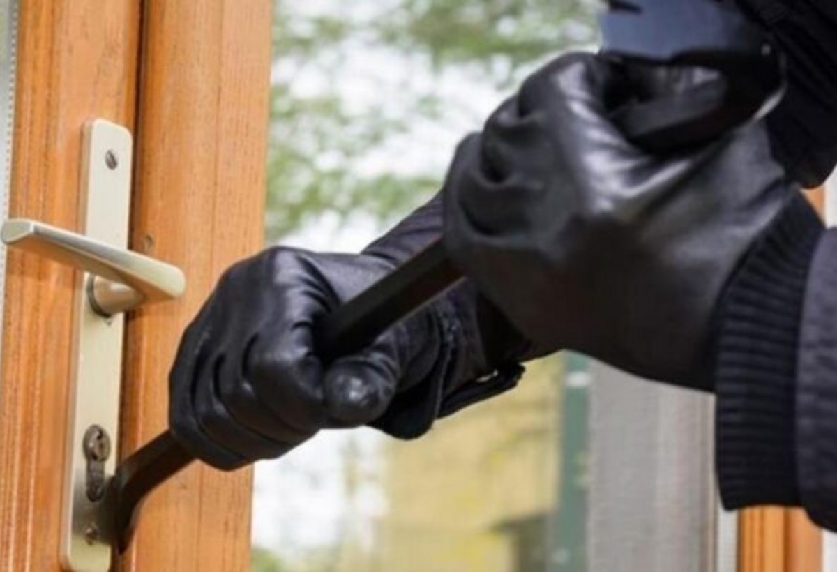 Polis 3 mağazadan oğurluq edən əvvəllər də məhkum olmuş şəxsi saxladı
