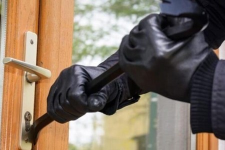 Polis 3 mağazadan oğurluq edən əvvəllər də məhkum olmuş şəxsi saxladı