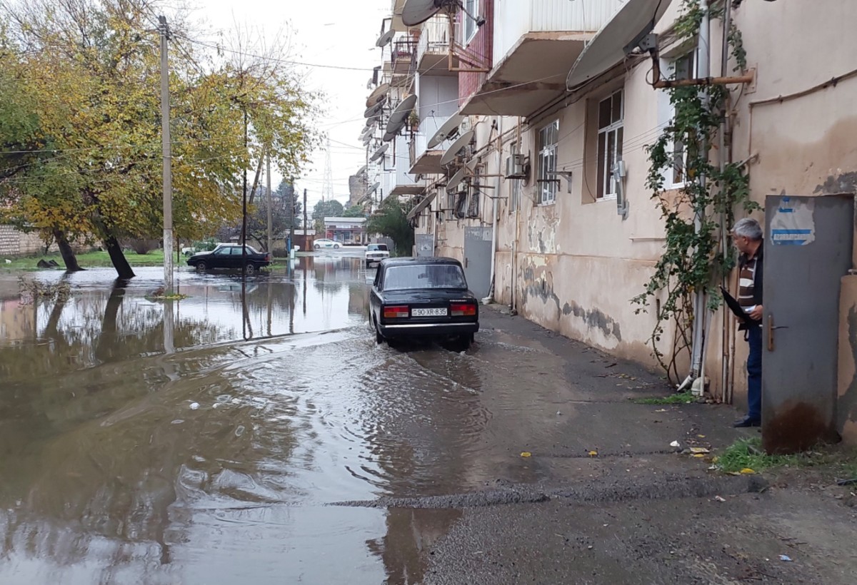 Hava şəraitinə görə regionlarda işıq kəsildi, küçələri su basdı