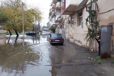 Hava şəraitinə görə regionlarda işıq kəsildi, küçələri su basdı