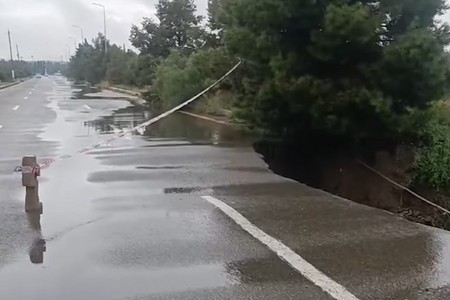 Sel suları Astarada kəndlərin yolunu yudu