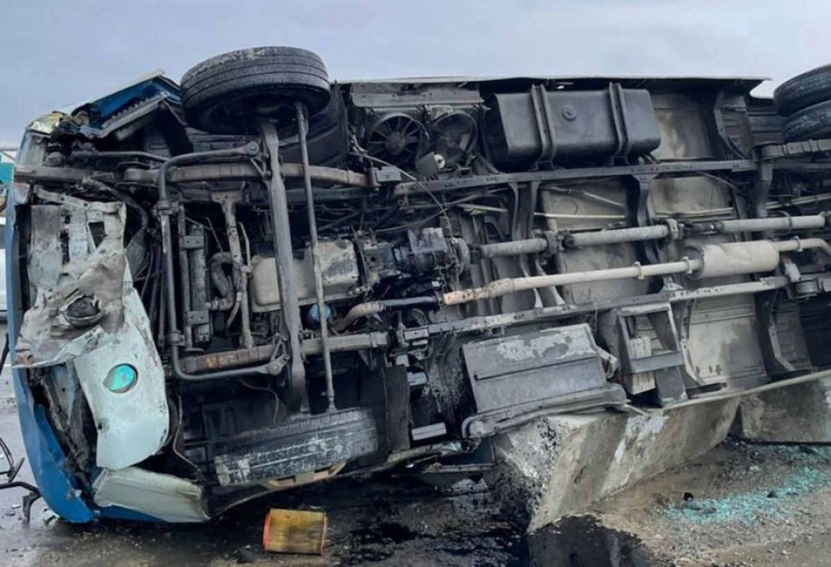 Müəllimləri daşıyan avtobus qəzaya düşüb