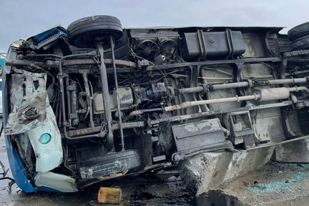 Müəllimləri daşıyan avtobus qəzaya düşüb