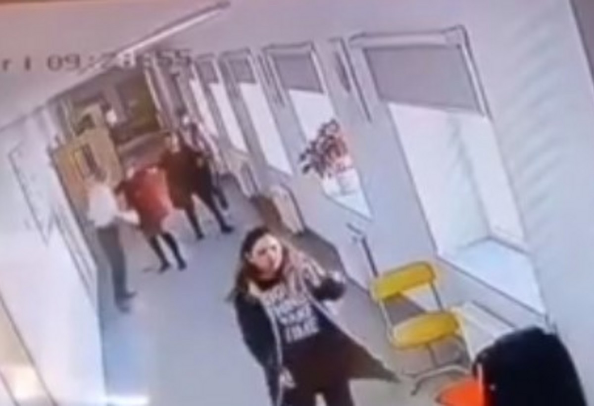 Məktəbdə şagirdlə xadiməni döyən direktor müavini işdən qovulub - VİDEO
