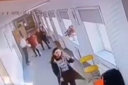 Məktəbdə şagirdlə xadiməni döyən direktor müavini işdən qovulub - VİDEO