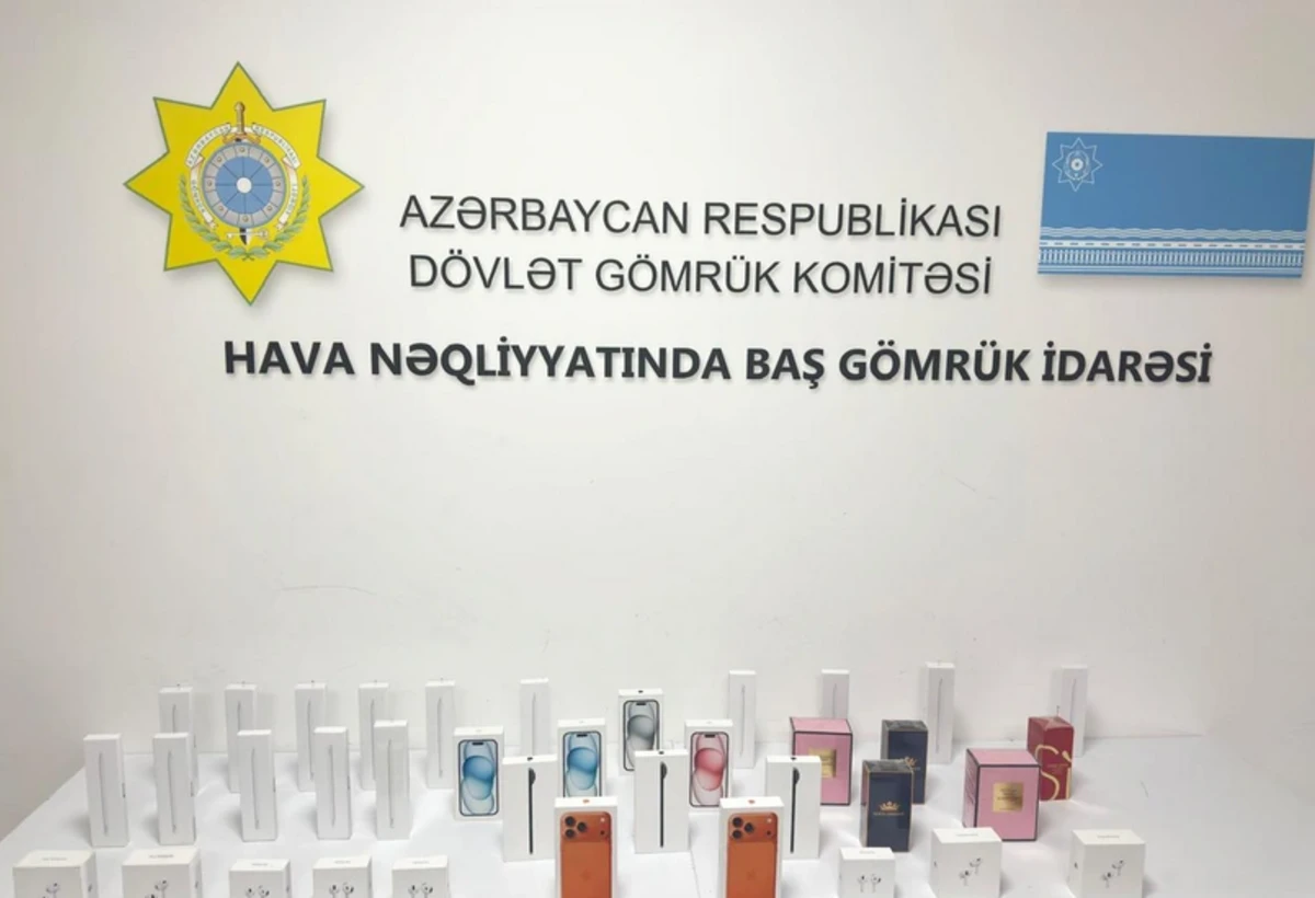 Aeroportda ölkəyə keçirmək üçün sərnişinlərə İphone paylayanlar saxlanıldı