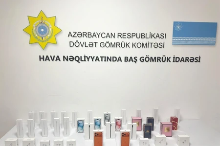 Aeroportda ölkəyə keçirmək üçün sərnişinlərə İphone paylayanlar saxlanıldı