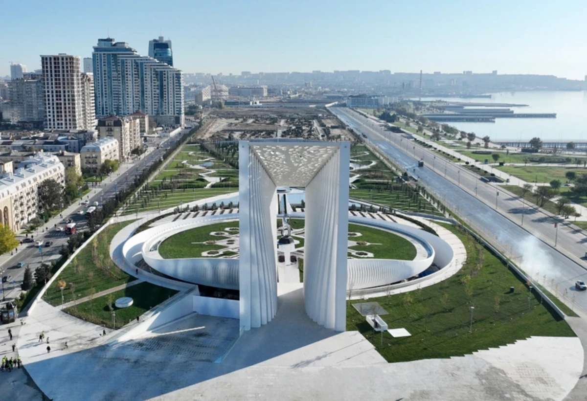 Dövlət və hökumət rəsmiləri Zəfər parkını ziyarət edib