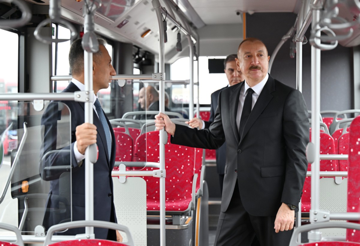 İlham Əliyev BakuBusın Gəncə Avtoparkının açılışında iştirak edib