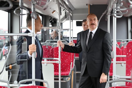 İlham Əliyev BakuBusın Gəncə Avtoparkının açılışında iştirak edib