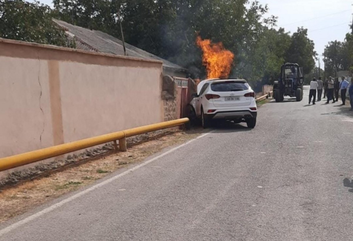 Şərurda minik avtomobili qaz xəttinə çırpılıb