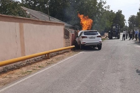 Şərurda minik avtomobili qaz xəttinə çırpılıb