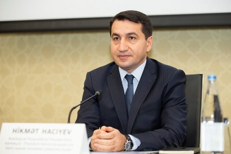 Hikmət Hacıyev Prezident İlham Əliyevin balaca Nilayla şəklini paylaşıb