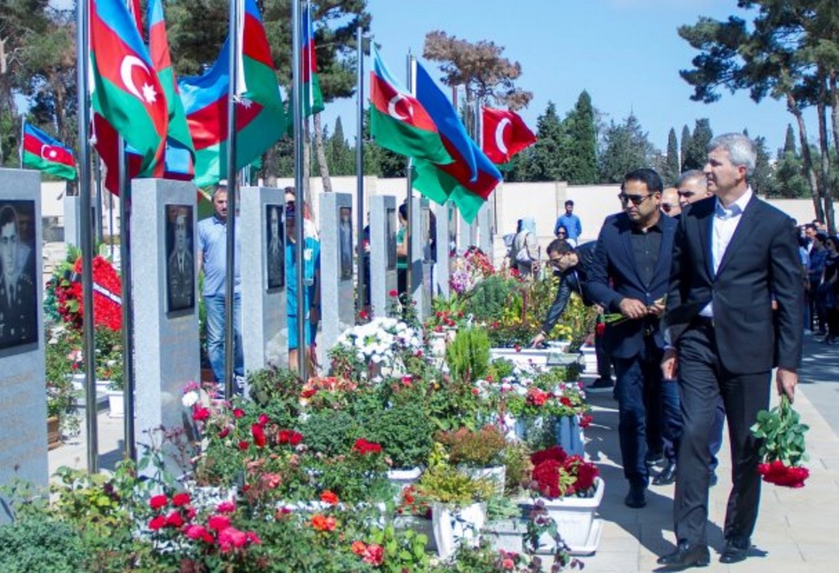 Vətən müharibəsinin başlamasının il dönümü ilə əlaqədar 2-ci Şəhidlər xiyabanına ziyarət başlayıb