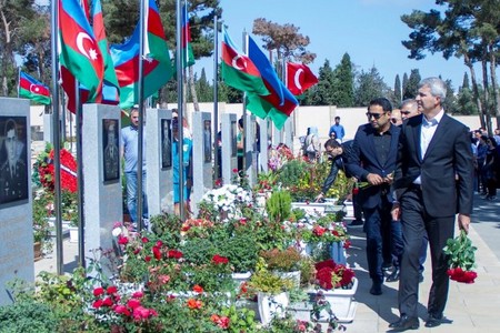 Vətən müharibəsinin başlamasının il dönümü ilə əlaqədar 2-ci Şəhidlər xiyabanına ziyarət başlayıb