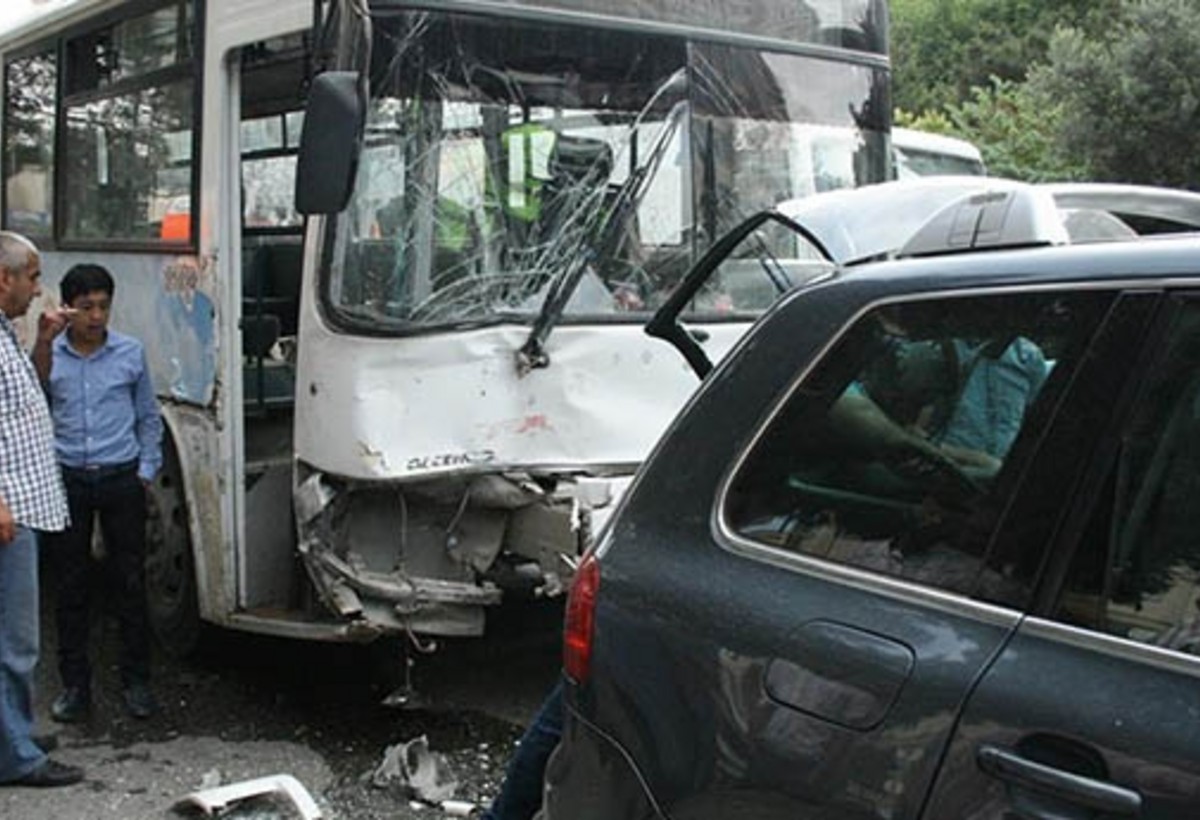 Sumqayıtda avtobus qəzası - sürücü və sərnişin xəsarət aldı