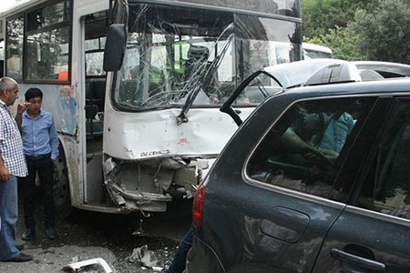 Sumqayıtda avtobus qəzası - sürücü və sərnişin xəsarət aldı