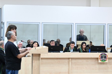 Başıma yumruqla, sonra isə avtomatın qundağı ilə vururdu - MƏHKƏMƏ