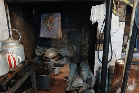 Pas atmış masa,  çirkli divar və döşəmə - Bu restoran bağlandı