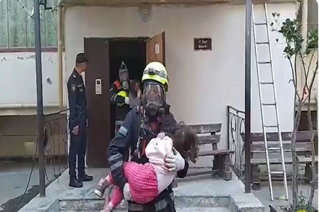 Xırdalanda yeni tikilidə yanğın, 15 nəfər təxliyə olunub - VİDEO