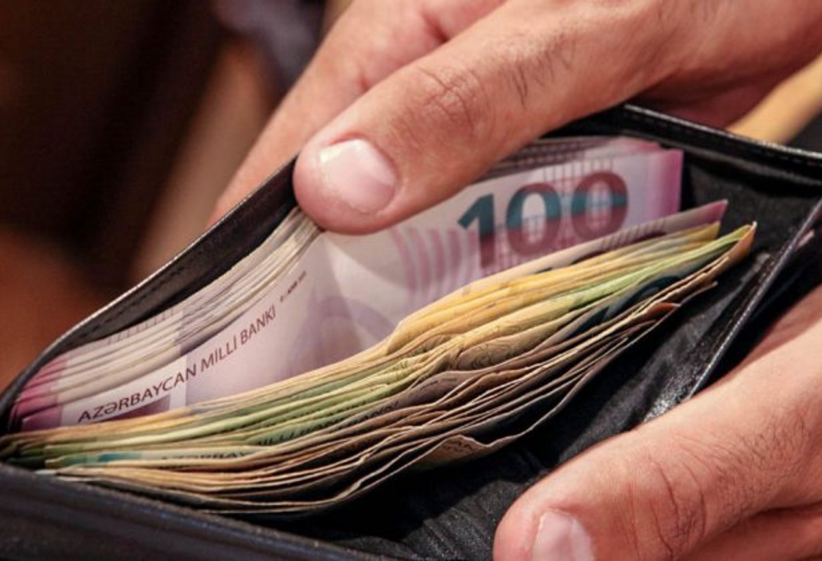 Azərbaycanda muzdla çalışanların sayı və orta maaşı avqustda azalıb