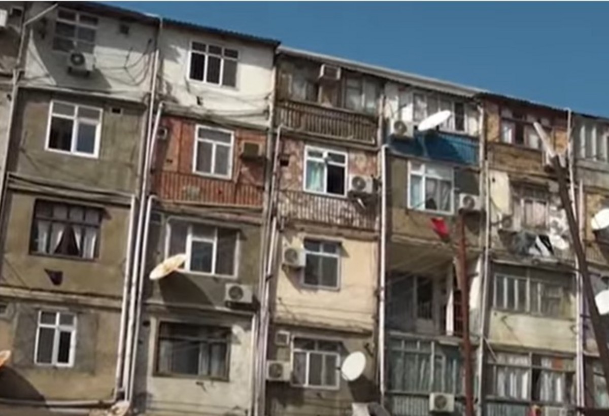 Sumqayıtda yataqxana binası ÇÖKÜR - VİDEO