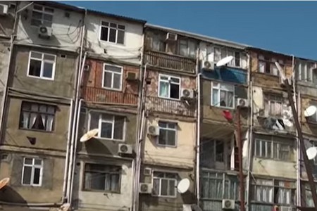 Sumqayıtda yataqxana binası ÇÖKÜR - VİDEO