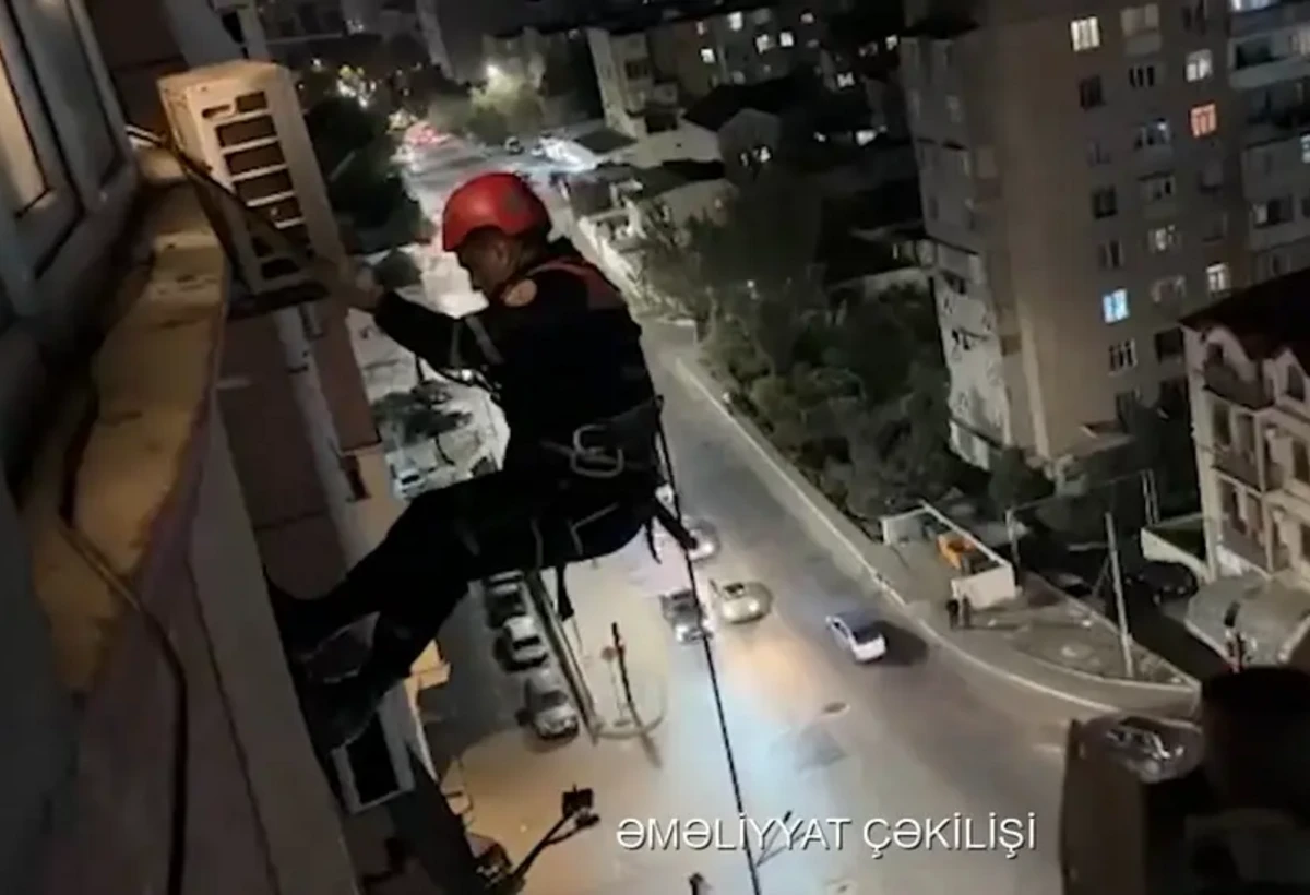 Bakıda binada köməksiz qalanlar belə xilas edildi - VİDEO