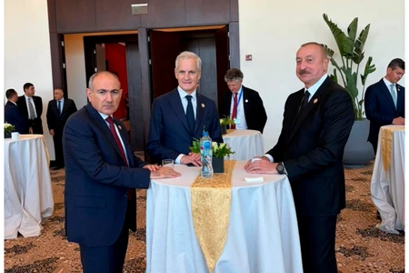 İlham Əliyev Misirdə Nikol Paşinyanla ayaqüstü görüş keçirib